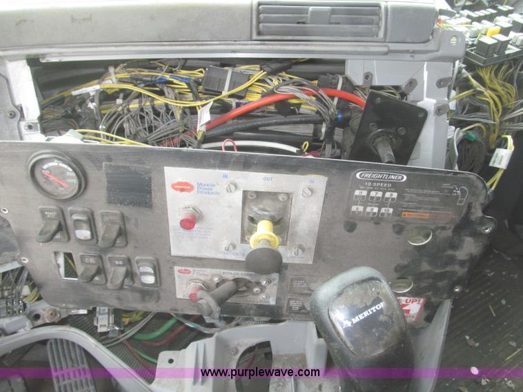 image for item F7342 2005 Freightliner Columbia semi truck