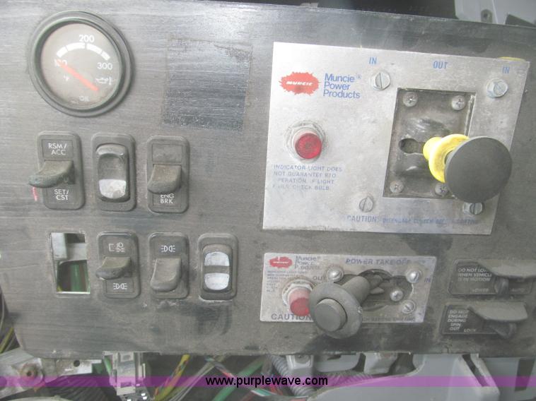 image for item F7342 2005 Freightliner Columbia semi truck