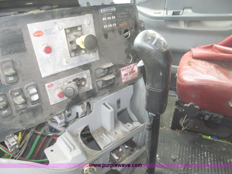 image for item F7342 2005 Freightliner Columbia semi truck