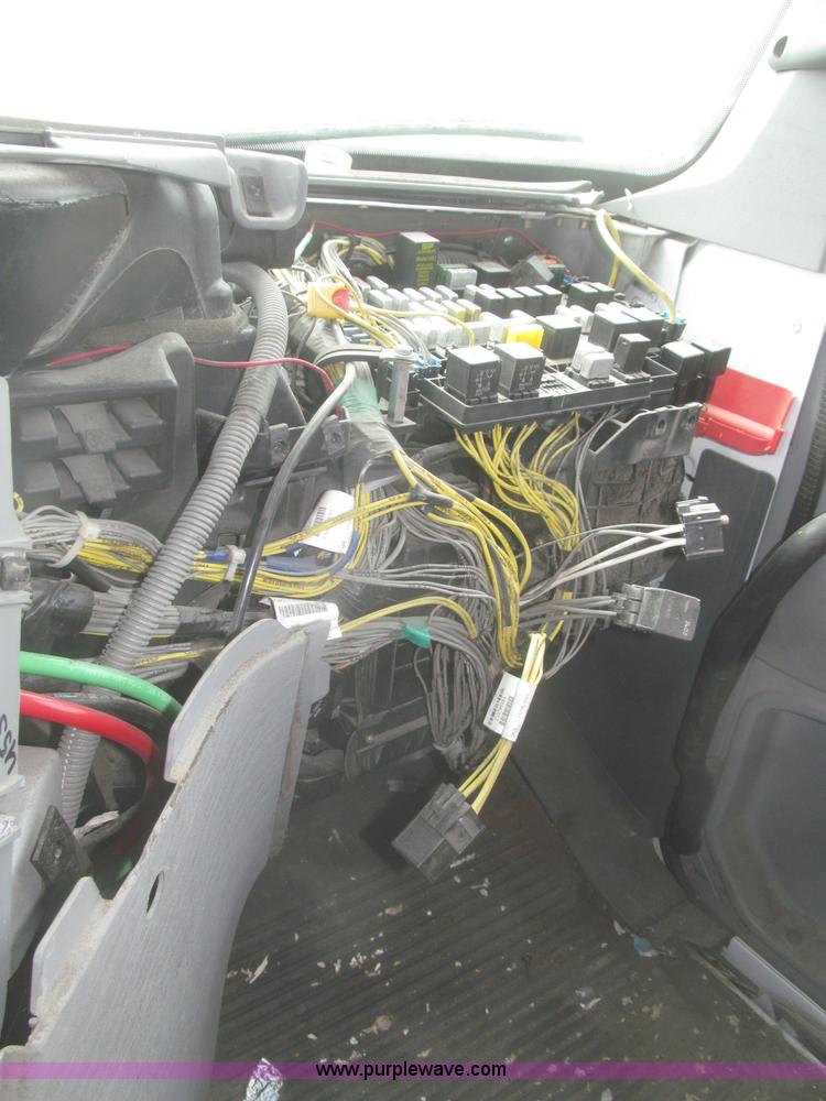 image for item F7342 2005 Freightliner Columbia semi truck