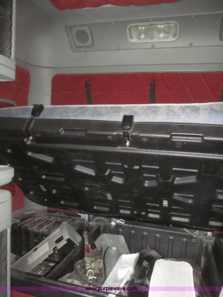 image for item F7342 2005 Freightliner Columbia semi truck