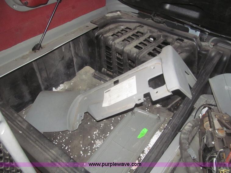 image for item F7342 2005 Freightliner Columbia semi truck