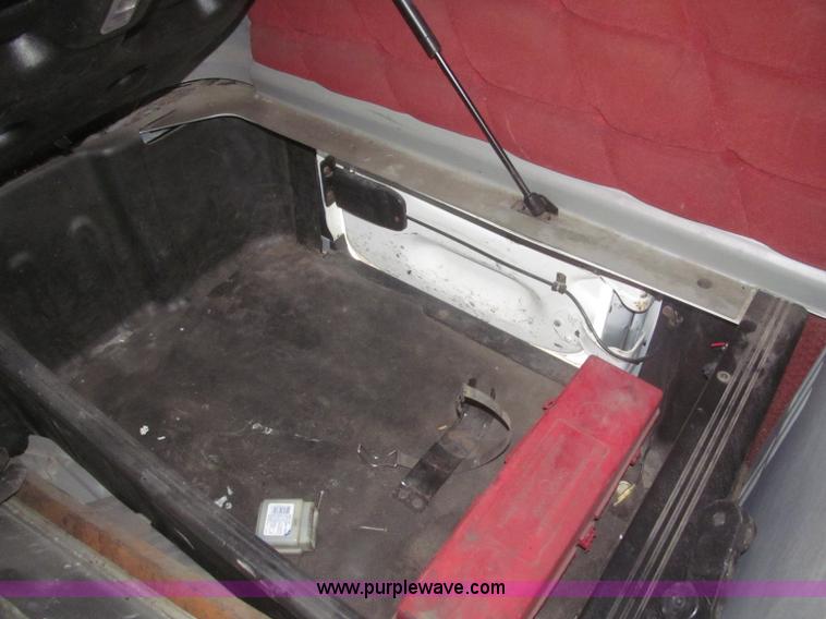 image for item F7342 2005 Freightliner Columbia semi truck