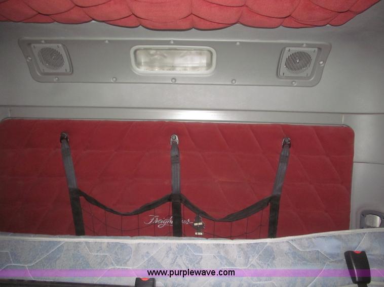 image for item F7342 2005 Freightliner Columbia semi truck