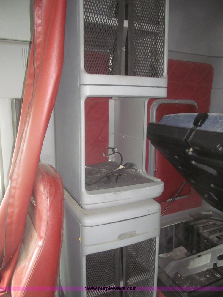 image for item F7342 2005 Freightliner Columbia semi truck