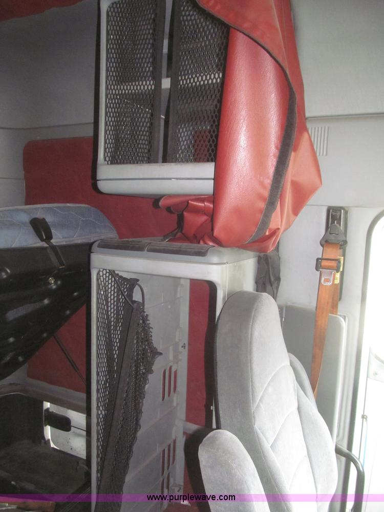 image for item F7342 2005 Freightliner Columbia semi truck