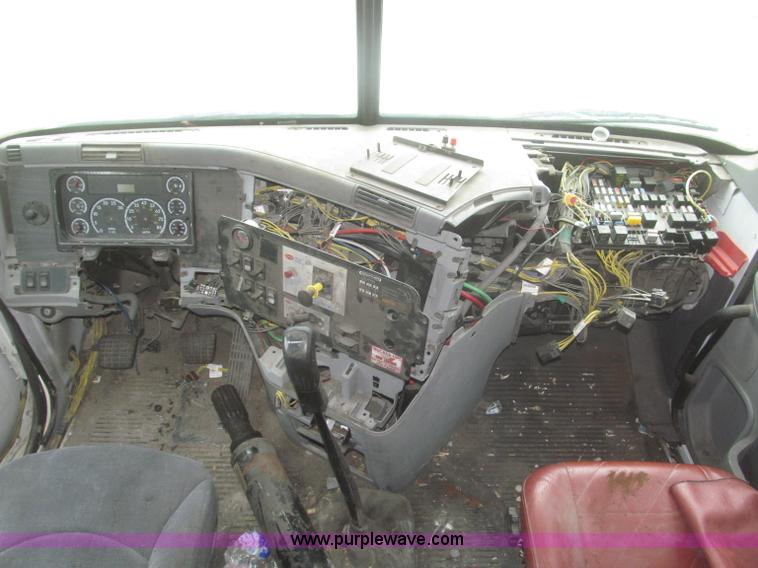 image for item F7342 2005 Freightliner Columbia semi truck