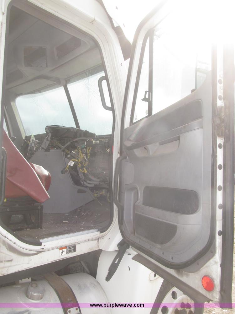 image for item F7342 2005 Freightliner Columbia semi truck