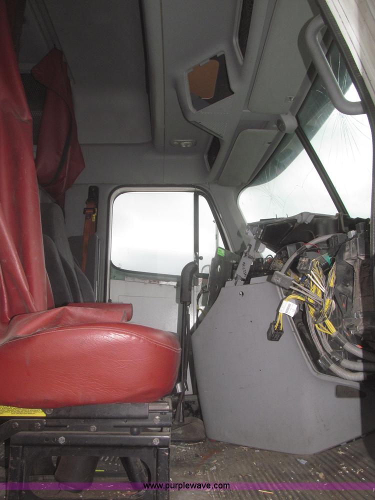 image for item F7342 2005 Freightliner Columbia semi truck