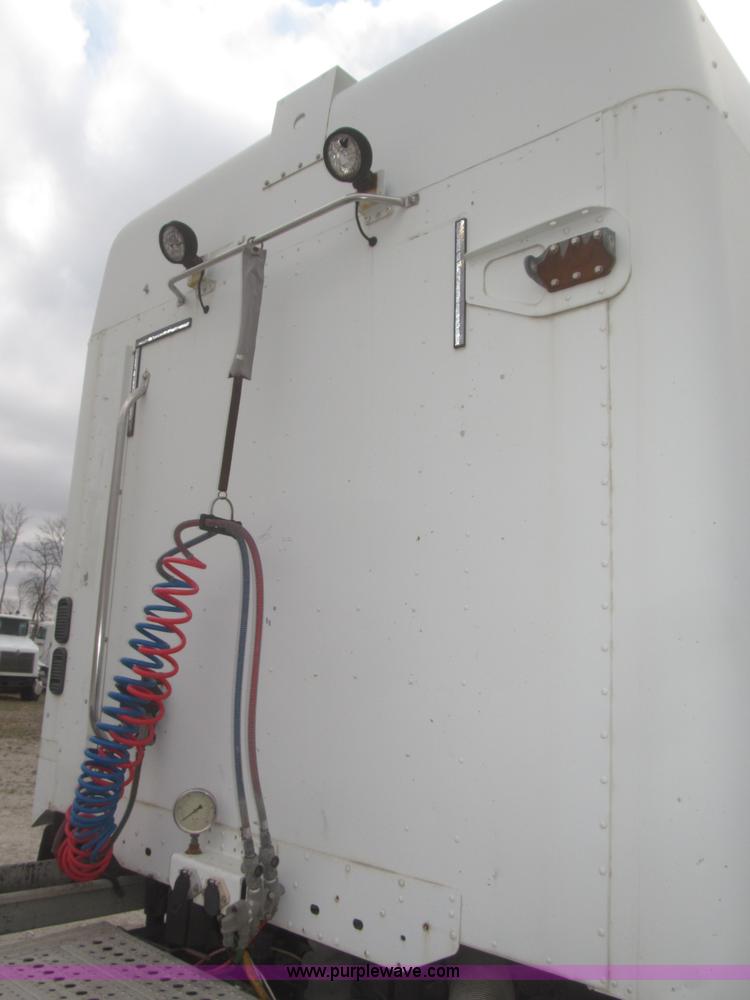 image for item F7342 2005 Freightliner Columbia semi truck