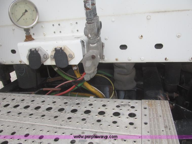 image for item F7342 2005 Freightliner Columbia semi truck