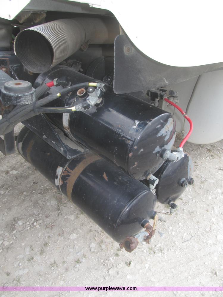 image for item F7342 2005 Freightliner Columbia semi truck