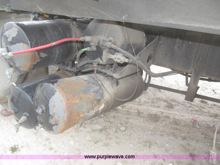 image for item F7342 2005 Freightliner Columbia semi truck