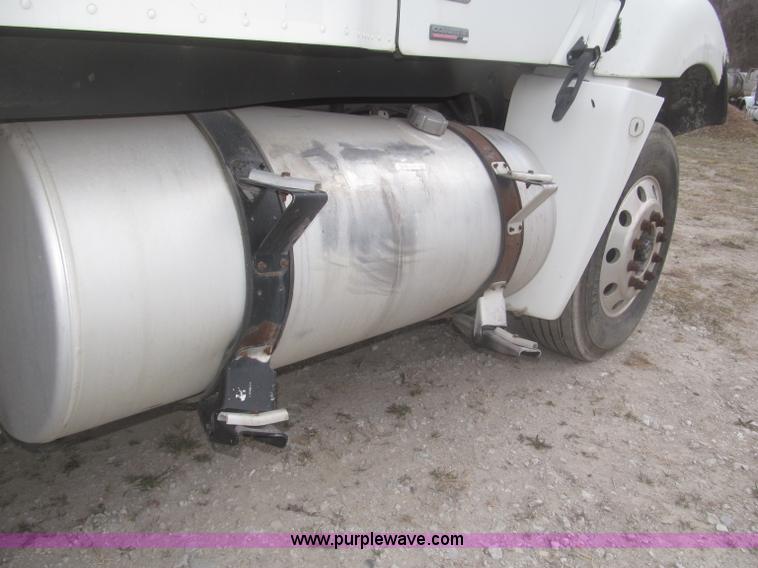 image for item F7342 2005 Freightliner Columbia semi truck