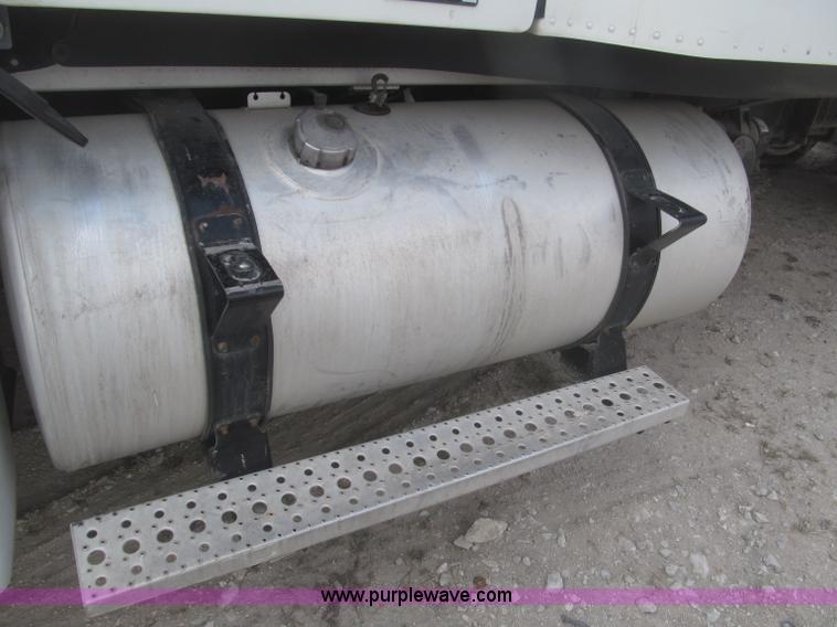 image for item F7342 2005 Freightliner Columbia semi truck