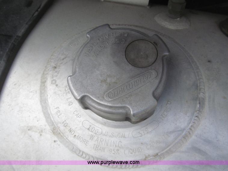 image for item F7342 2005 Freightliner Columbia semi truck