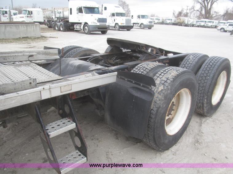 image for item F7342 2005 Freightliner Columbia semi truck