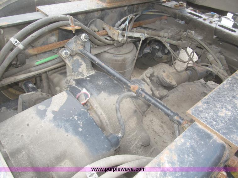 image for item F7342 2005 Freightliner Columbia semi truck