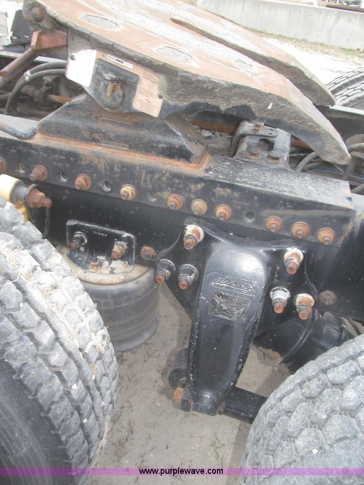 image for item F7342 2005 Freightliner Columbia semi truck