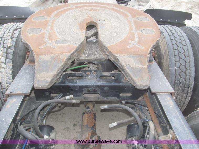 image for item F7342 2005 Freightliner Columbia semi truck