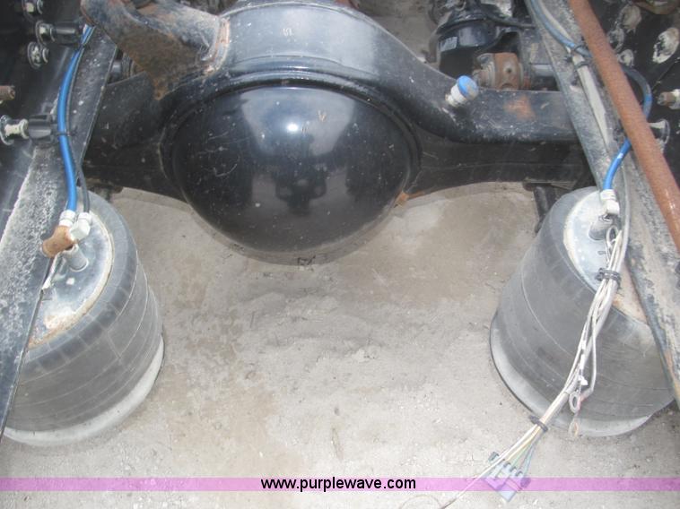 image for item F7342 2005 Freightliner Columbia semi truck