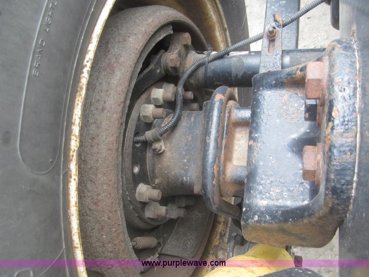 image for item F7342 2005 Freightliner Columbia semi truck