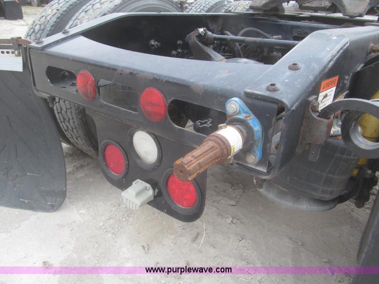 image for item F7342 2005 Freightliner Columbia semi truck