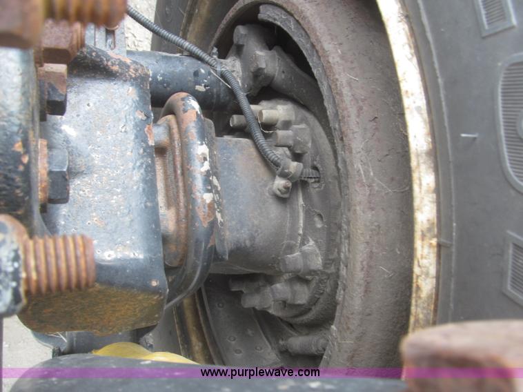 image for item F7342 2005 Freightliner Columbia semi truck