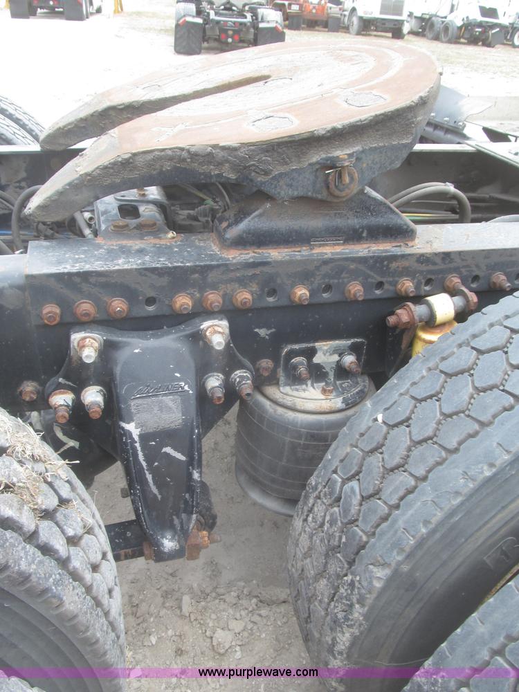 image for item F7342 2005 Freightliner Columbia semi truck