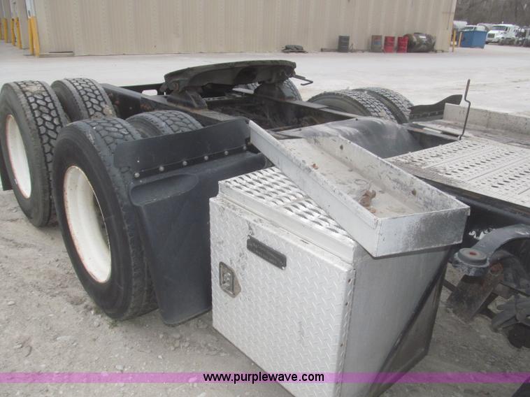 image for item F7342 2005 Freightliner Columbia semi truck