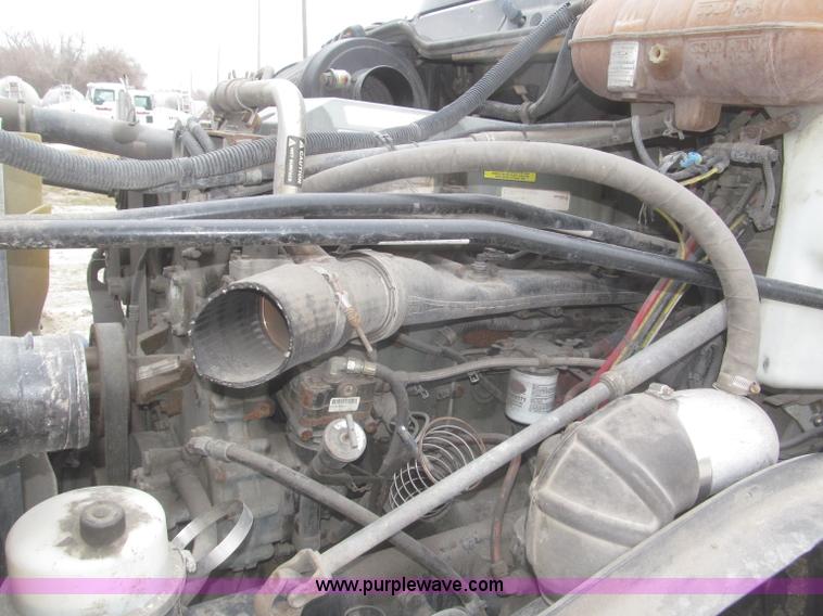 image for item F7342 2005 Freightliner Columbia semi truck