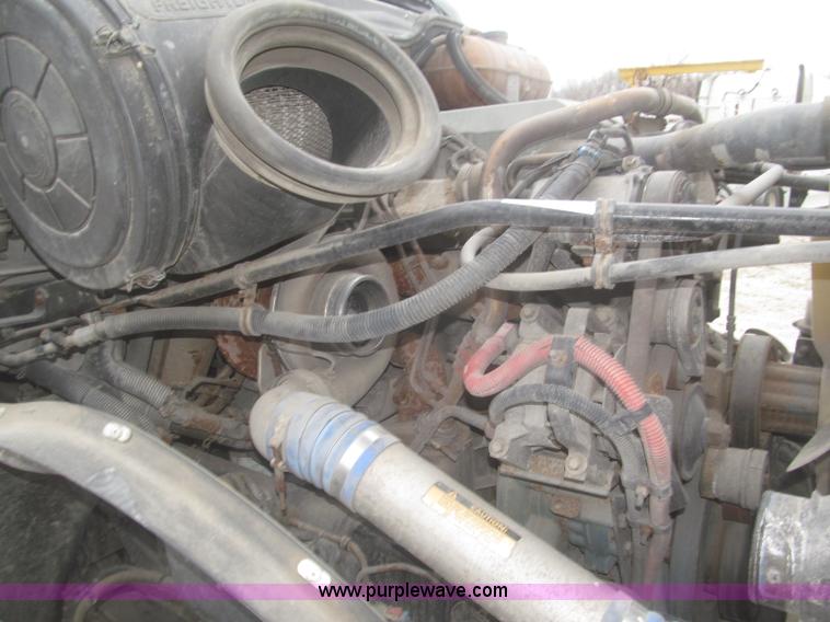 image for item F7342 2005 Freightliner Columbia semi truck