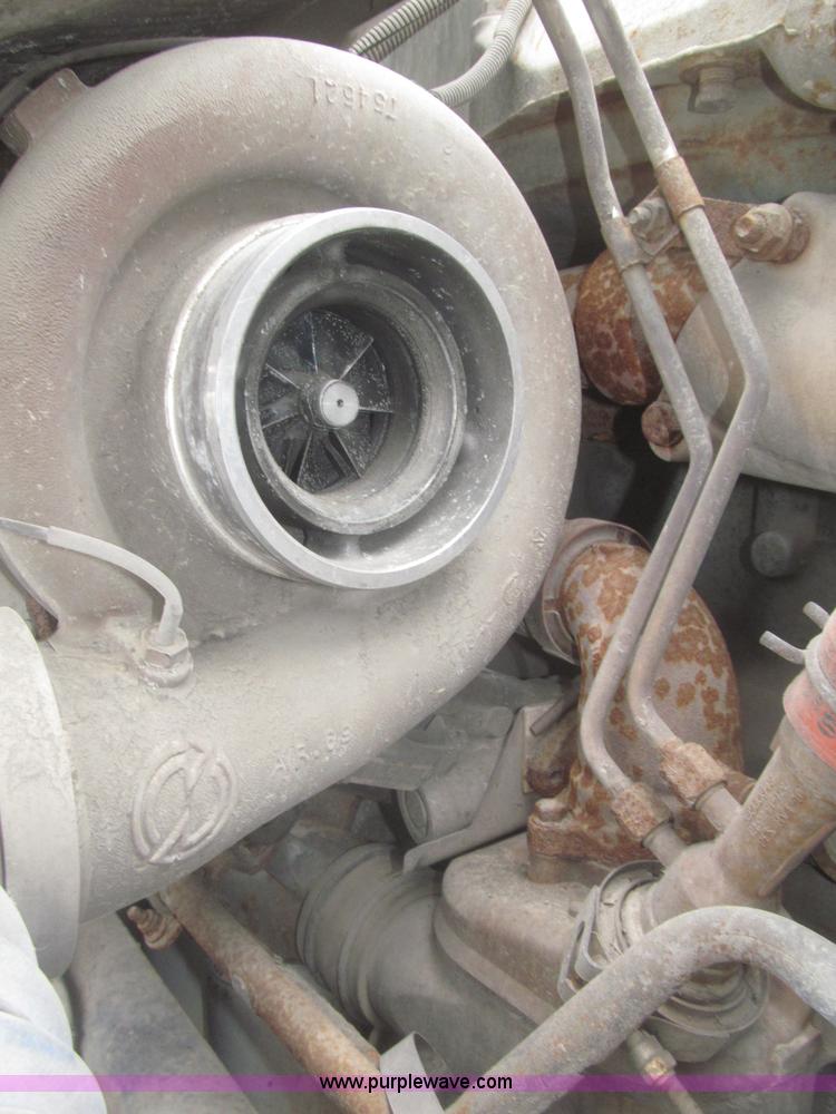 image for item F7342 2005 Freightliner Columbia semi truck