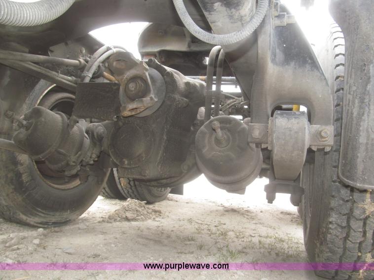 image for item F7342 2005 Freightliner Columbia semi truck