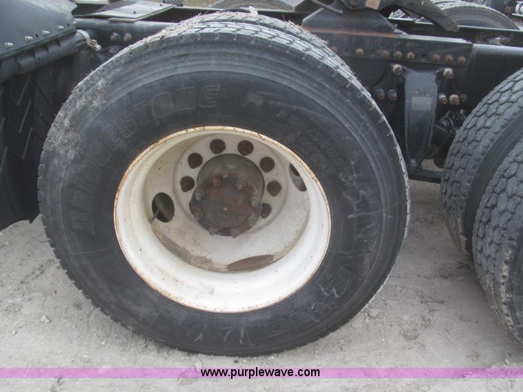 image for item F7342 2005 Freightliner Columbia semi truck