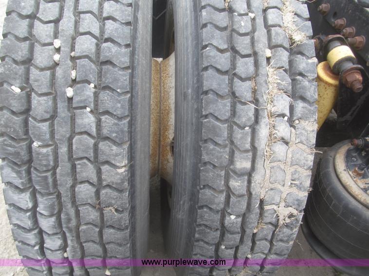 image for item F7342 2005 Freightliner Columbia semi truck