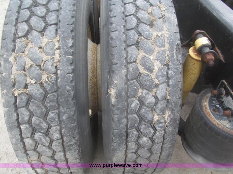 image for item F7342 2005 Freightliner Columbia semi truck