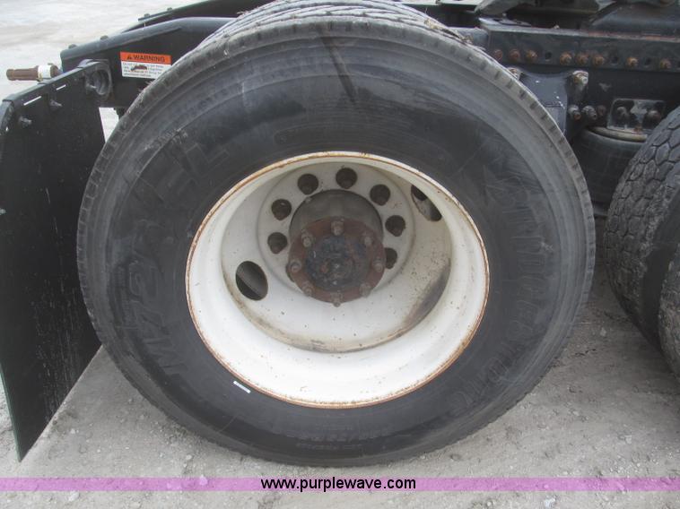 image for item F7342 2005 Freightliner Columbia semi truck