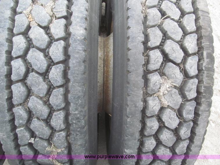 image for item F7342 2005 Freightliner Columbia semi truck