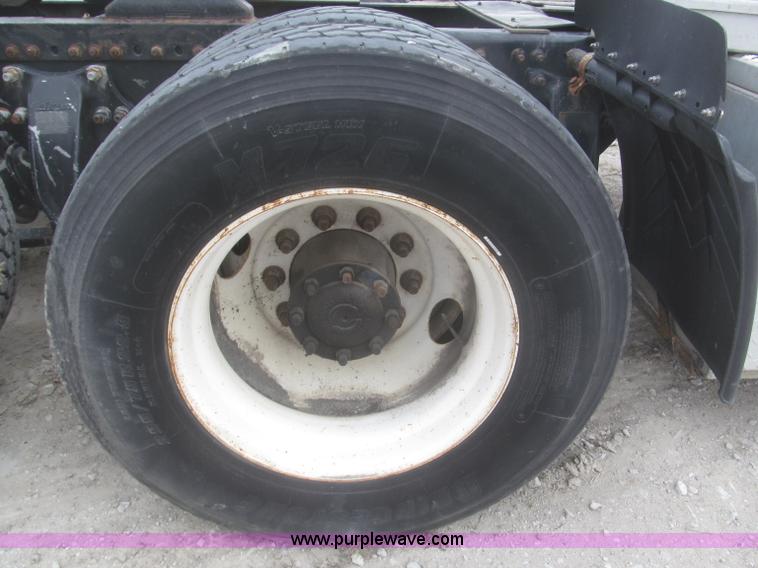 image for item F7342 2005 Freightliner Columbia semi truck