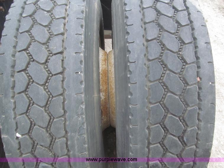 image for item F7342 2005 Freightliner Columbia semi truck