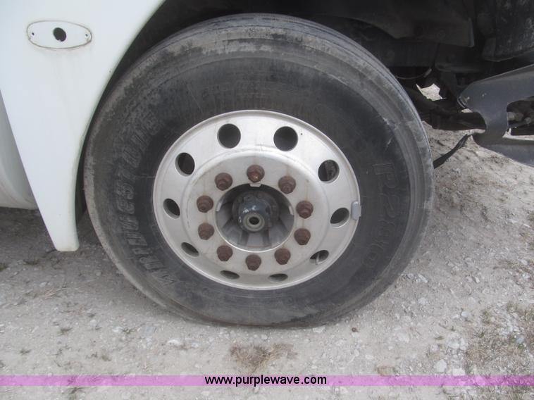 image for item F7342 2005 Freightliner Columbia semi truck