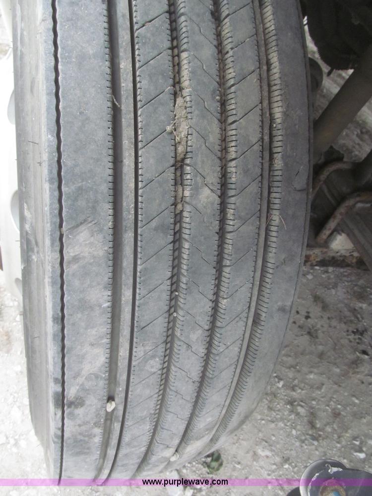 image for item F7342 2005 Freightliner Columbia semi truck