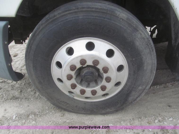 image for item F7342 2005 Freightliner Columbia semi truck