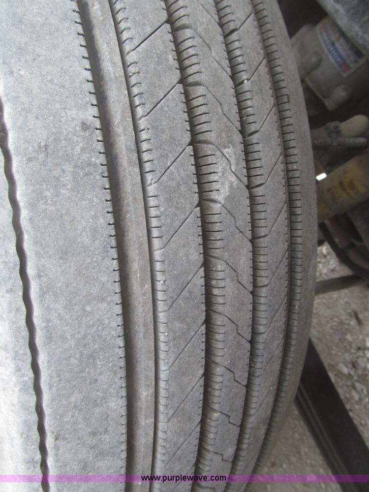 image for item F7342 2005 Freightliner Columbia semi truck