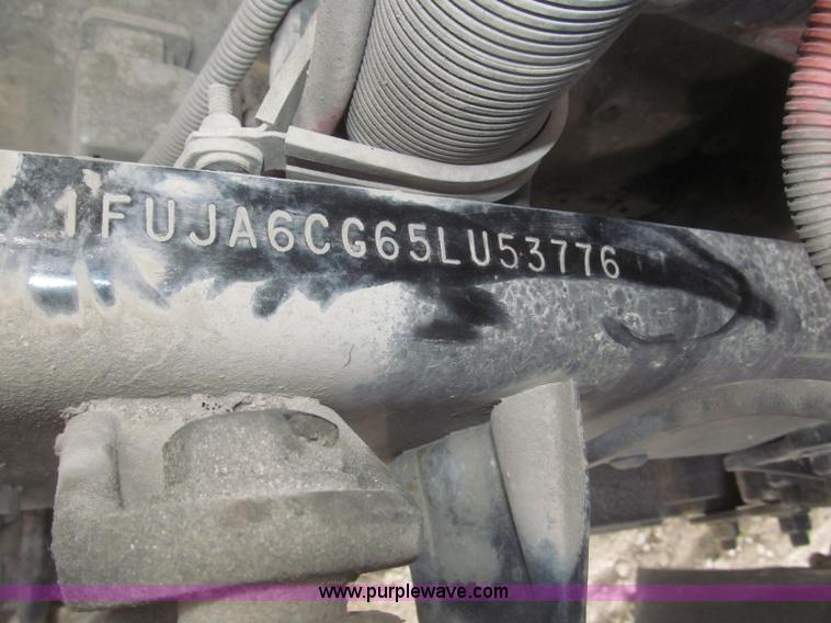 image for item F7342 2005 Freightliner Columbia semi truck