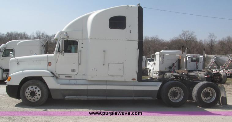 image for item F7343 2000 Freightliner FLD120 semi truck