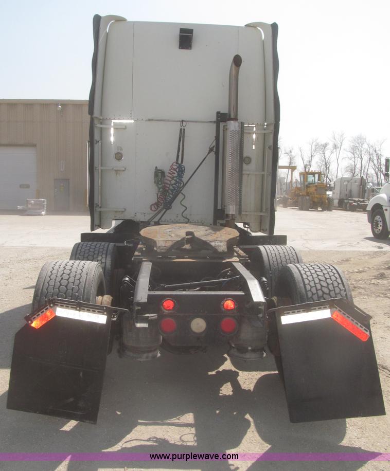 image for item F7343 2000 Freightliner FLD120 semi truck