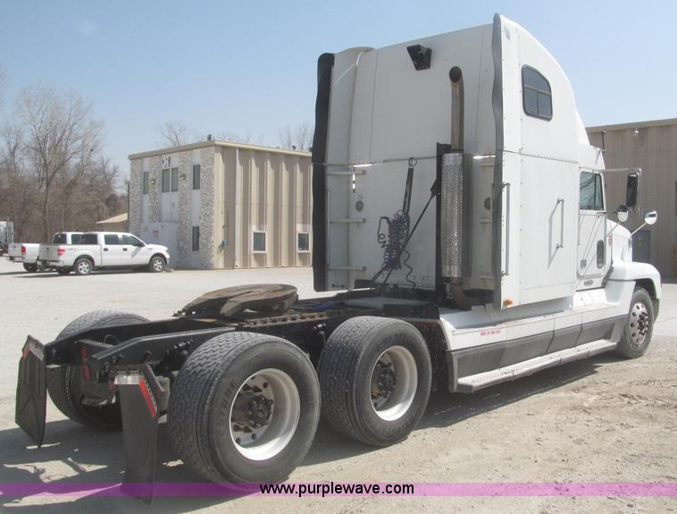 image for item F7343 2000 Freightliner FLD120 semi truck