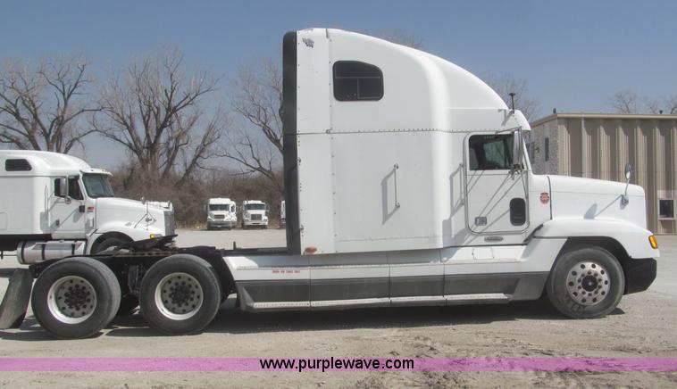 image for item F7343 2000 Freightliner FLD120 semi truck